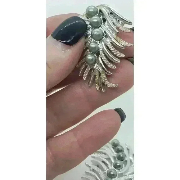 Vintage Sarah Coventry Feather Fantasy Brooch Clip Earrings Faux Pearl Gift Set - Picture 11 of 12